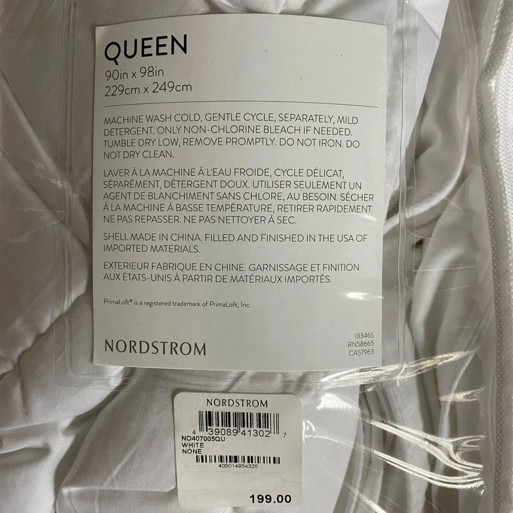 NEW In Pkg Queen size white Black Series 300 Thread Count PrimaLoft Comforter